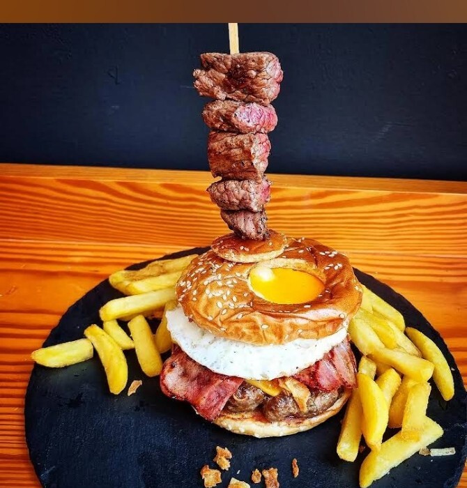 Hambúrguer da casa em La Brocheta Gourmet